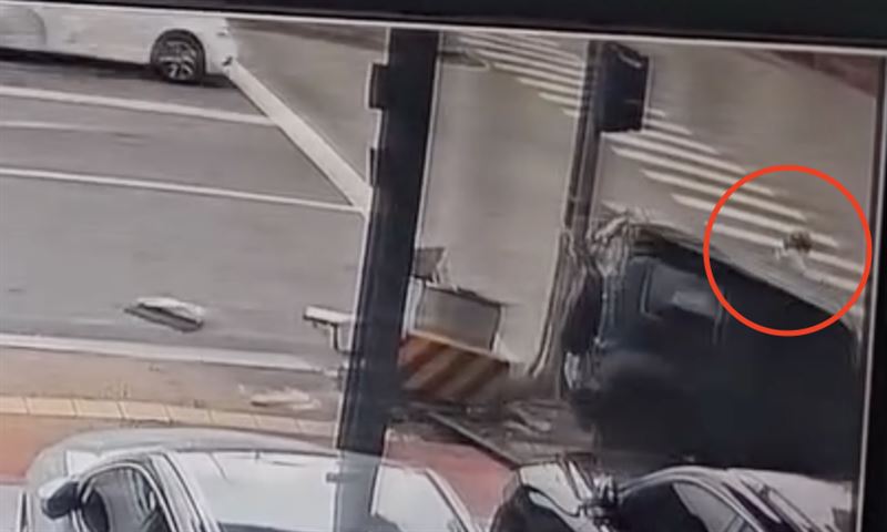 女騎士因這「違規」位置幸運躲過死劫。（圖／翻攝畫面）