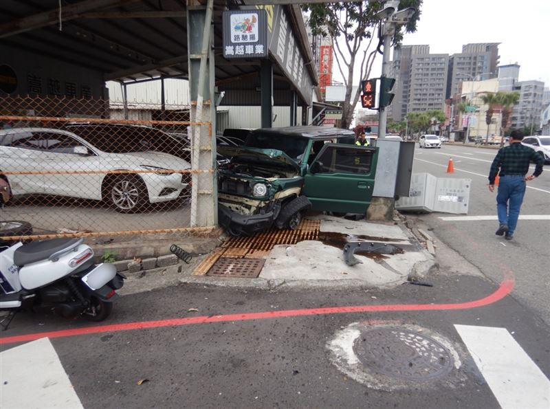 江姓男子駕駛吉普車自撞變電箱。（圖／翻攝畫面）