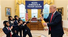 作家謝知橋直言，川普在殺雞儆猴，韓國是雞，至於猴能不能看懂，就交給藍白立委決定了。（圖／AI生成）