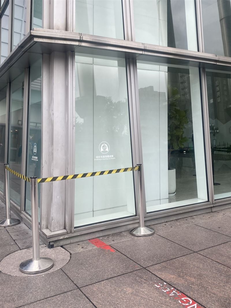 傳奇攀岩大師艾力克斯．霍諾德（Alex Honnold）成功攻頂台北101，卻引起不少民眾爭相模仿，台北101擔心發生危險，也提醒民眾，沒有經過許可是違法行為；起牌點現場已經拉起封鎖線禁止進入（圖／記者賴俊佑攝影）