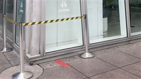 台北101大樓外牆、霍諾德的起爬點 已經拉起封鎖線（圖／記者賴俊佑攝影）