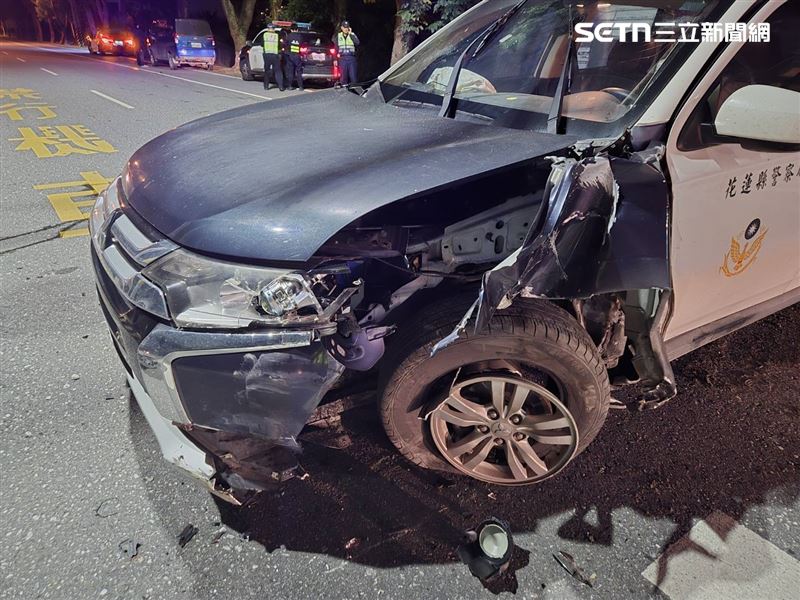 花蓮吉安豐田所周姓員警，駕駛警車撞擊分隔島。（圖／翻攝畫面）