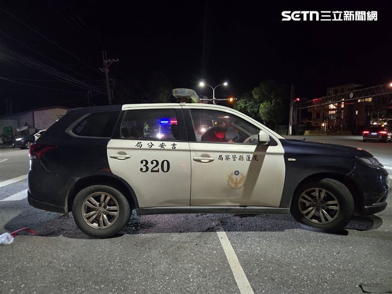 花蓮吉安豐田所周姓員警，駕駛警車撞擊分隔島。（圖／翻攝畫面）
