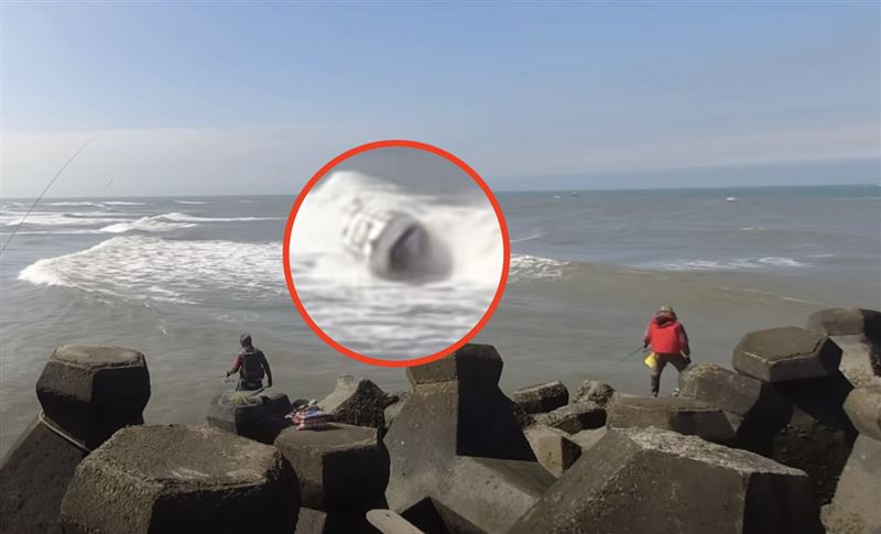 新竹南寮漁港25日發生遊艇翻覆意外。（圖／臉書「曉漁愛釣頻道」提供）