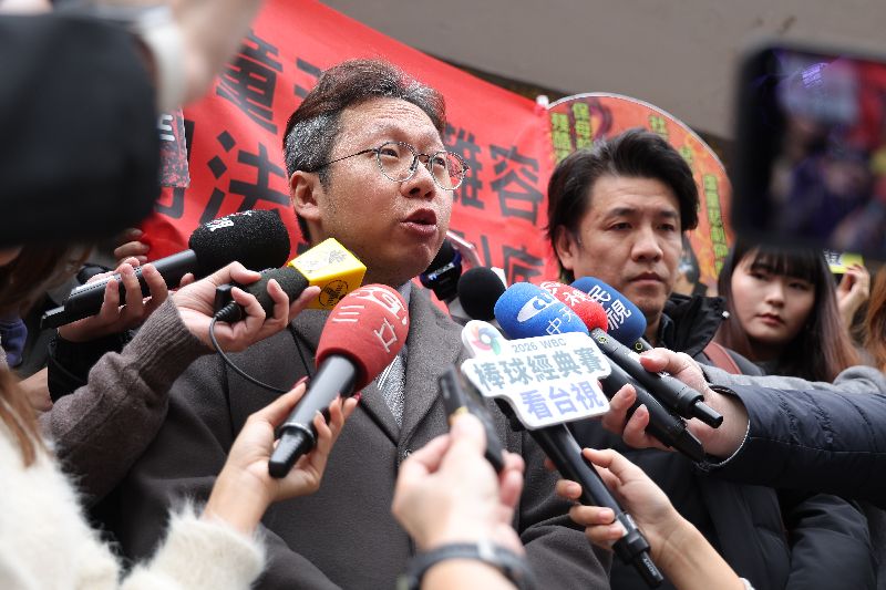 保母姐妹劉彩萱、劉若琳被控虐死剴剴案二審27日宣判上訴駁回維持原判，本案律師林帥孝（左）接受媒體受訪呼籲虐童將遭受與本案被告相同的重判