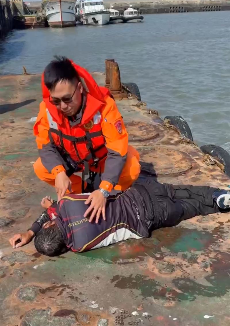 孫男被救上岸時意識不清。（圖／釣客提供）