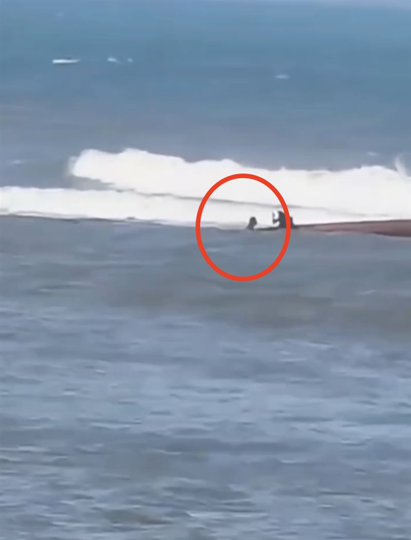 64歲孫姓男子在海上載浮載沉。（圖／釣客提供）