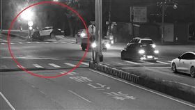 花蓮吉安豐田所周姓員警，駕駛警車撞擊分隔島。（圖／翻攝畫面）