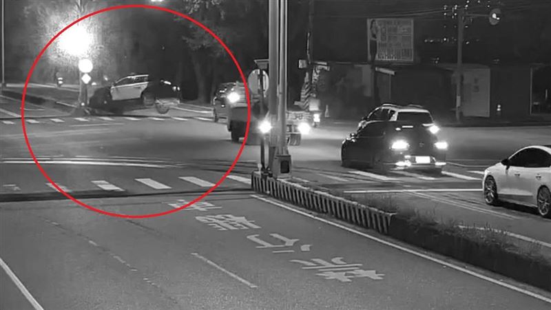 花蓮吉安豐田所周姓員警，駕駛警車撞擊分隔島。（圖／翻攝畫面）