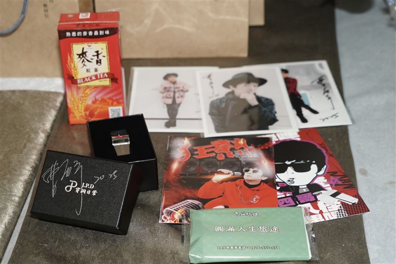 曹西平告別式發放哨子作為紀念小物，並以10元麥香紅茶取代毛巾。（圖／記者趙于瑩攝影）