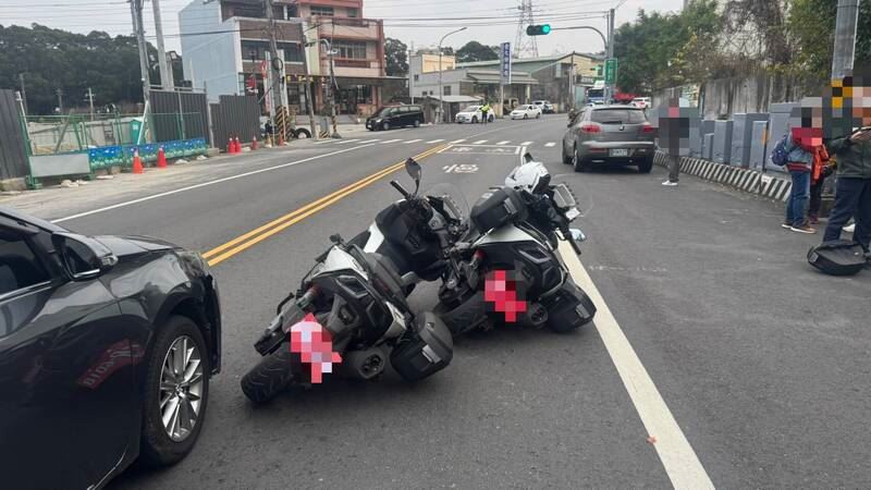 苗栗警局交通隊2名執行大型重機巡邏勤務的員警，遭撞擊後立即跳車。（圖／翻攝畫面）