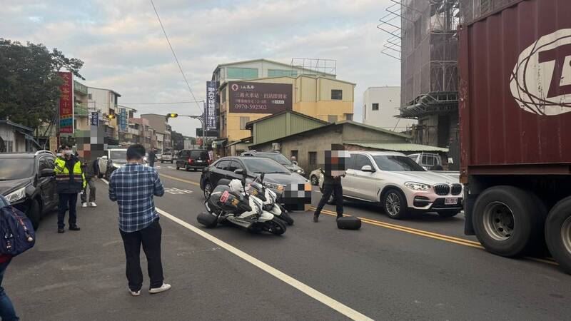 童姓男子疑未注意前方狀況，連續追撞上前方3輛車。（圖／翻攝畫面）
