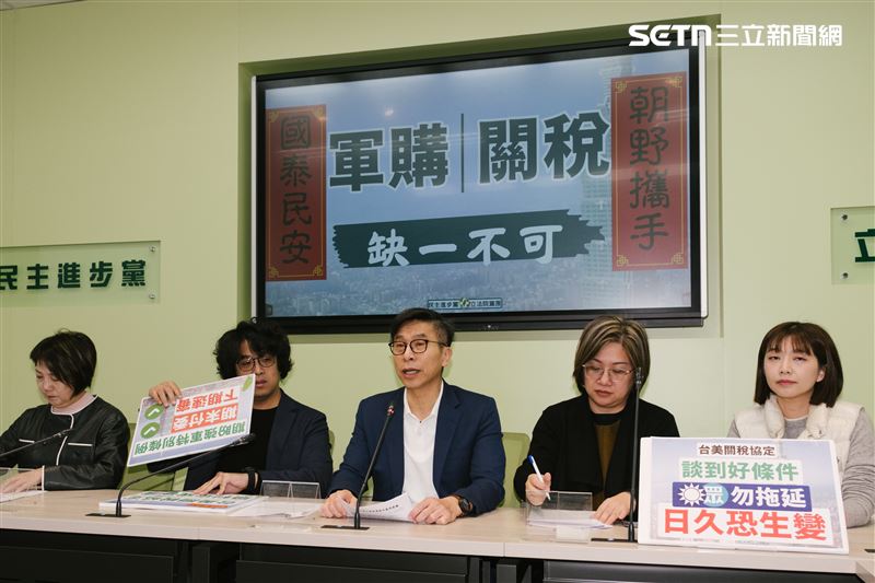 民進黨團呼籲，各版本的軍購條例都應儘速付委審查、實質討論，藍白兩黨應該關注民眾、產業、經濟，儘速支持關稅協議審定，千萬不要拖延和修改。（圖／記者楊士誼攝影）