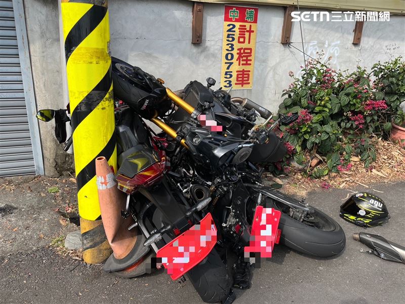 2輛停放在路邊的重機慘遭掃倒。（圖／民眾提供）