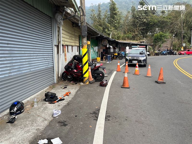 吳男騎乘重機過彎自摔，警方趕到現場將人送醫。（圖／民眾提供）