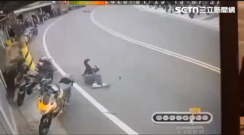 20歲重機騎士自摔人車倒地後滾了2圈，所幸僅手腳擦傷。（圖／民眾提供）