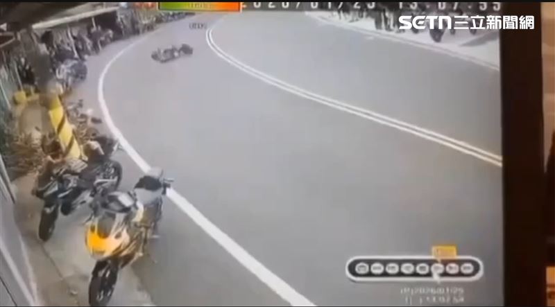 阿婆灣又發生自摔意外！20歲重機騎士送醫救治。（圖／民眾提供）