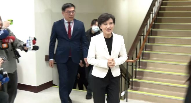 行政院副院長鄭麗君出席活動，面對媒體關注是否擔心台灣跟南韓一樣被提高關稅，僅微笑點頭致意並未回應（圖／翻攝畫面）