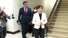 行政院副院長鄭麗君出席活動，面對媒體關注是否擔心台灣跟南韓一樣被提高關稅，僅微笑點頭致意並未回應（圖／翻攝畫面）