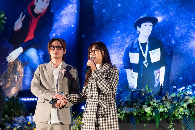 龍千玉緊握Jeremy手，淚崩送別曹西平。（圖／冬瓜行旅提供）