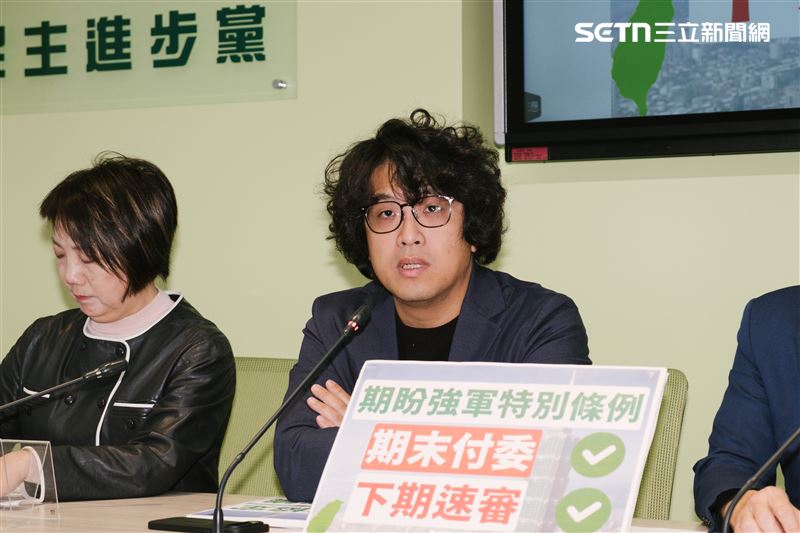 沈伯洋指出，黃國昌的法案寫得很爛，當中把軍購金額跟項目寫死，光碰到匯率波動就會產生問題；而項目、金額也和維基百科一樣，可說是「第一次維基百科軍購就上手」。（圖／記者楊士誼攝影）