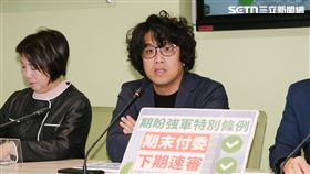 沈伯洋指出，黃國昌的法案寫得很爛，當中把軍購金額跟項目寫死，光碰到匯率波動就會產生問題；而項目、金額也和維基百科一樣，可說是「第一次維基百科軍購就上手」。（圖／記者楊士誼攝影）