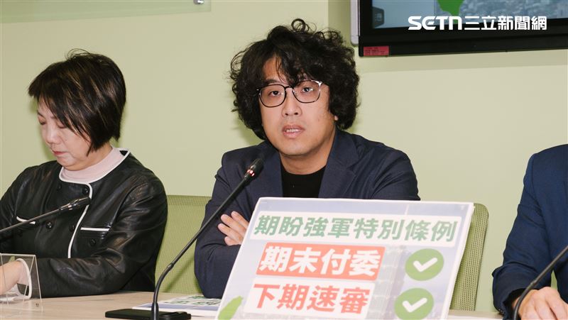 沈伯洋指出，黃國昌的法案寫得很爛，當中把軍購金額跟項目寫死，光碰到匯率波動就會產生問題；而項目、金額也和維基百科一樣，可說是「第一次維基百科軍購就上手」。（圖／記者楊士誼攝影）