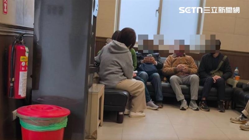 溫男遭丟包被輾斃，家屬抵達相驗解剖現場，悲痛相擁哭泣。（圖／記者 莊淇鈞攝影）