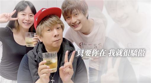 曹西平乾兒子女友曝！一家人幸福照成追憶