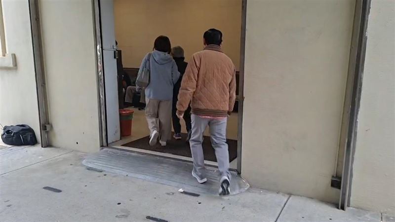 溫男遭丟包被輾斃，家屬抵達相驗解剖現場。（圖／翻攝畫面）