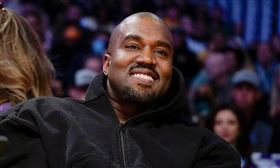 美國饒舌巨星肯伊．威斯特（Kanye West，肯爺）去年帶著僅穿透視薄紗、三點全露的妻子碧昂卡（Bianca Censori）大鬧葛萊美音樂獎紅毯，又推出納粹卐字標誌 T 恤販售，短時間內引發全球媒體譁然。（圖／翻攝自網路）