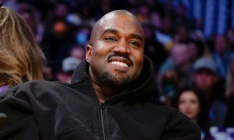 美國饒舌巨星肯伊．威斯特（Kanye West，肯爺）去年帶著僅穿透視薄紗、三點全露的妻子碧昂卡（Bianca Censori）大鬧葛萊美音樂獎紅毯，又推出納粹卐字標誌 T 恤販售，短時間內引發全球媒體譁然。（圖／翻攝自網路）