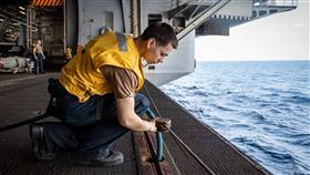 美軍中央司令部證實「林肯」號航母打擊群，26日抵達的中東海域，並分享了艦上人員進行例行保養工作的照片。（圖／翻攝自X平台 @CENTCOM）