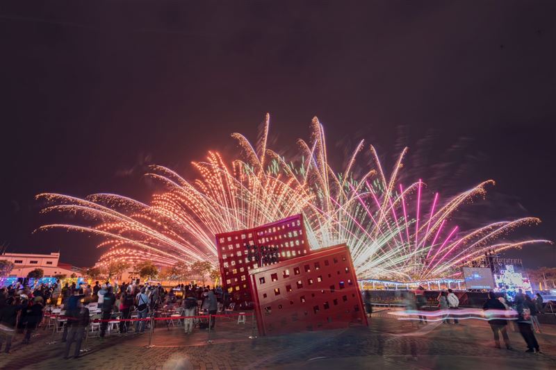 2026屏東燈節正式點燈，主燈秀「山之光」震撼全場。（圖／屏東縣政府提供）