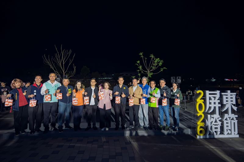 2026屏東燈節正式點燈，主燈秀「山之光」震撼全場。（圖／屏東縣政府提供）