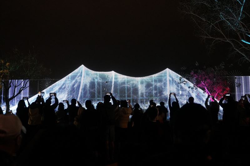 2026屏東燈節正式點燈，主燈秀「山之光」震撼全場。（圖／屏東縣政府提供）