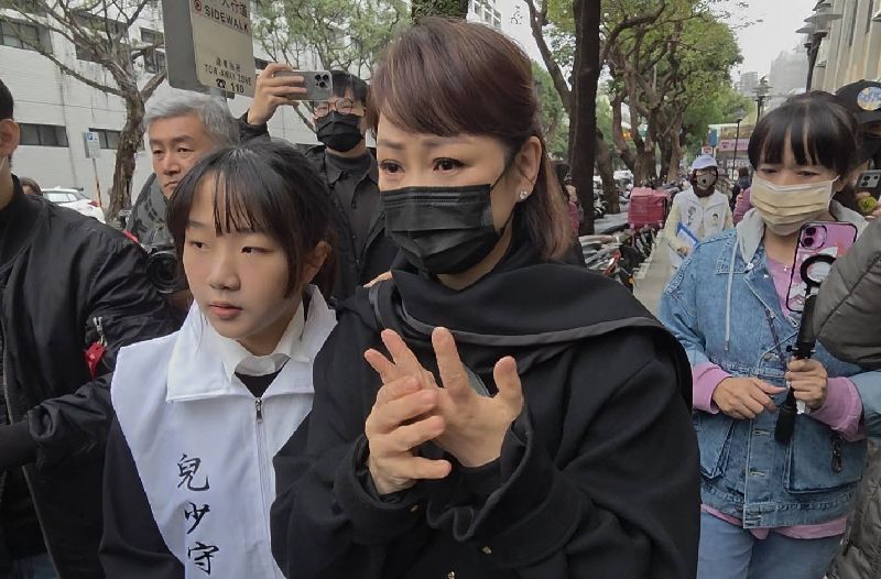 「剴剴」虐死案，台灣高等法院27日二審宣判，保母劉彩萱維持無期徒刑、劉若琳仍判刑18年。藝人郁方（中）表示，大家比較擔心的是被輕判，維持原判對所有「剴爸」、「剴媽」們來說已經是最好的禮物