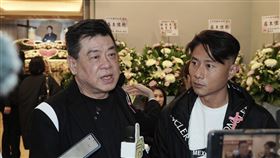 孫德榮（左）與小刀前去經紀人Simon告別式。（圖／記者趙于瑩攝影）