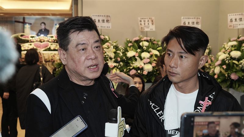 孫德榮（左）與小刀前去經紀人Simon告別式。（圖／記者趙于瑩攝影）