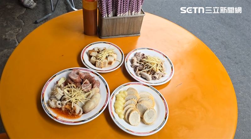 網友質疑4盤黑白切要價800元太貴，業者坦言依照片計算約550元，不排除還有其他品項未入鏡，但針對此事將虛心檢討。（圖／記者朱俊傑攝影）