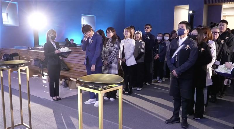 吳建恆痛哭，龍千玉攙扶。（圖／翻攝自臉書）