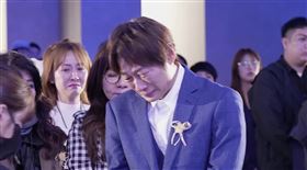 吳建恆主持曹西平告別式，情緒潰堤痛哭。（圖／翻攝自臉書）