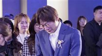 主持曹西平告別式！男星「情緒潰堤痛哭」