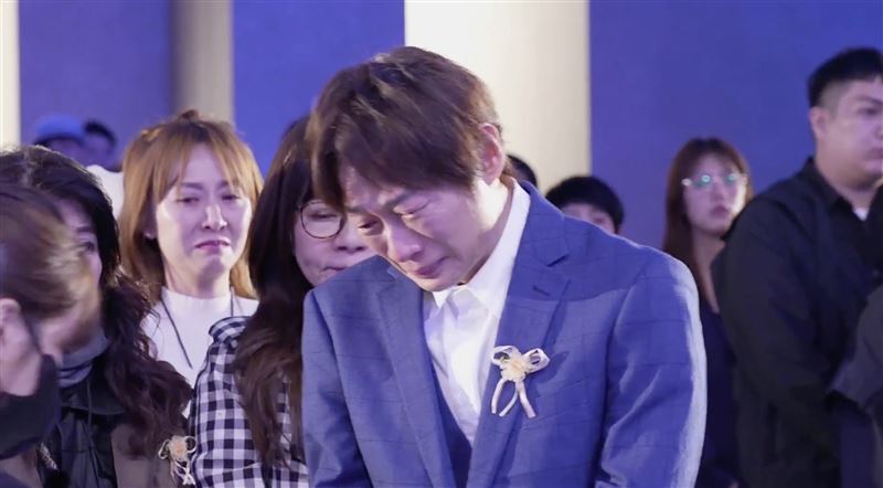 主持曹西平告別式！男星「情緒潰堤痛哭」