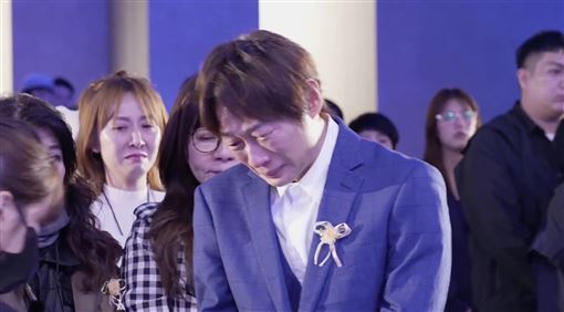 主持曹西平告別式！男星「情緒潰堤痛哭」