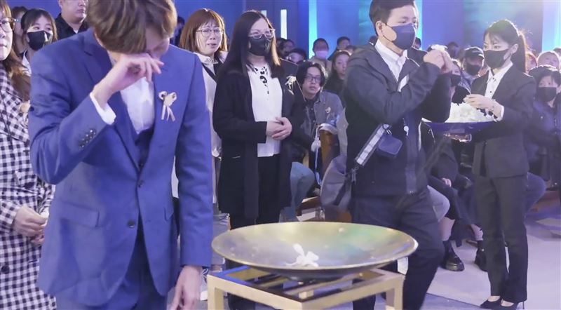 吳建恆情緒潰堤痛哭。（圖／翻攝自臉書）