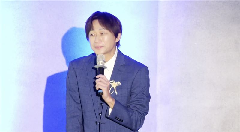 吳建恆主持曹西平告別式，情緒潰堤痛哭。（圖／翻攝自臉書）