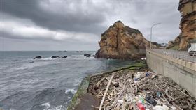 新北市萬里區「駱駝峰」旁海岸旁，有漁民今天上午發現一只不明白色防水麻布袋，打開後發現大量大麻，警方獲報到場處理，確認該批大麻重達43公斤，市價逾2000多萬。（圖／翻攝畫面）