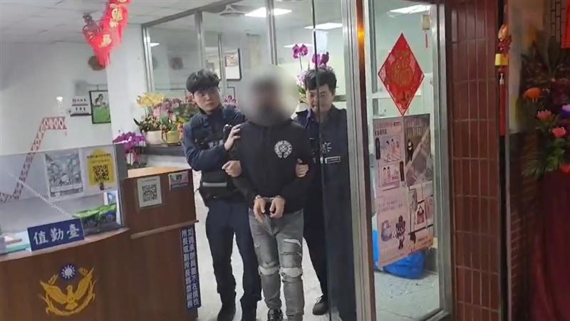 葛男持開山刀與球棒揮舞，企圖攻擊員警，訊後依法移送偵辦。（圖／翻攝畫面）