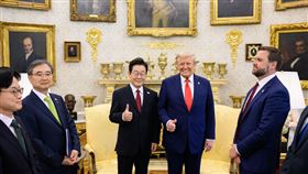 南韓總統李在明去年8月訪問白宮，與美國總統川普一同比讚合影。（圖／翻攝自X平台 @WhiteHouse）